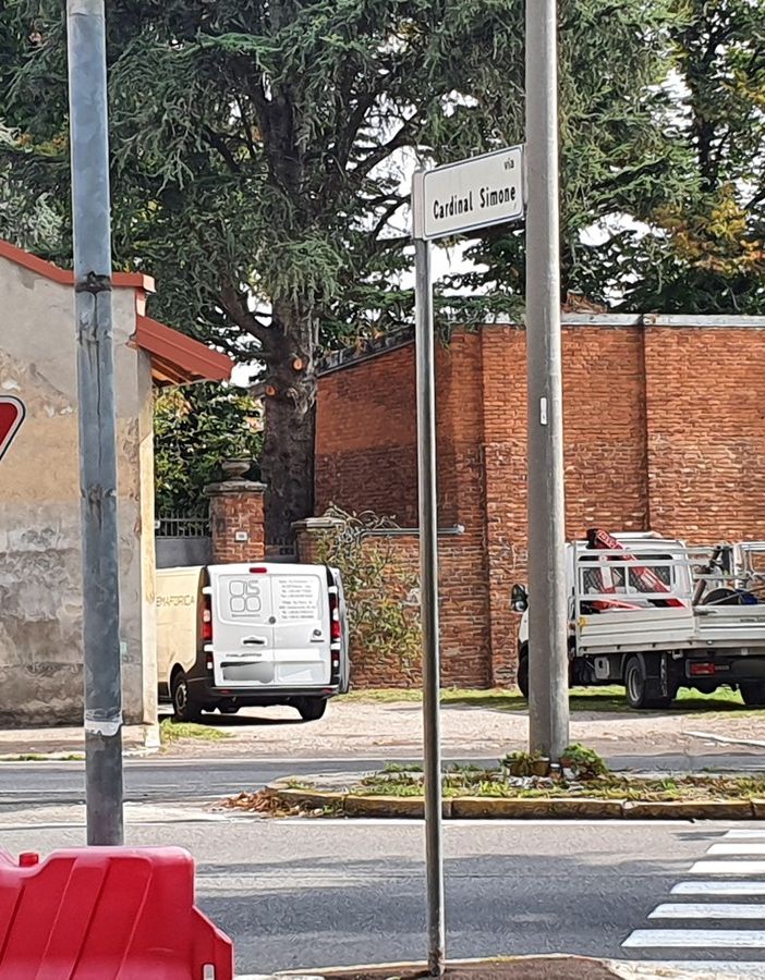 Il semaforo all'incrocio tra via Cardinal Simone e viale Boccaccio