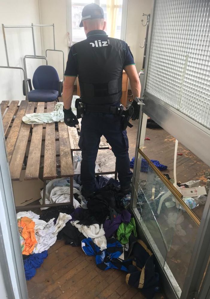 La Polizia locale sgombera un appartamento occupato abusivamente