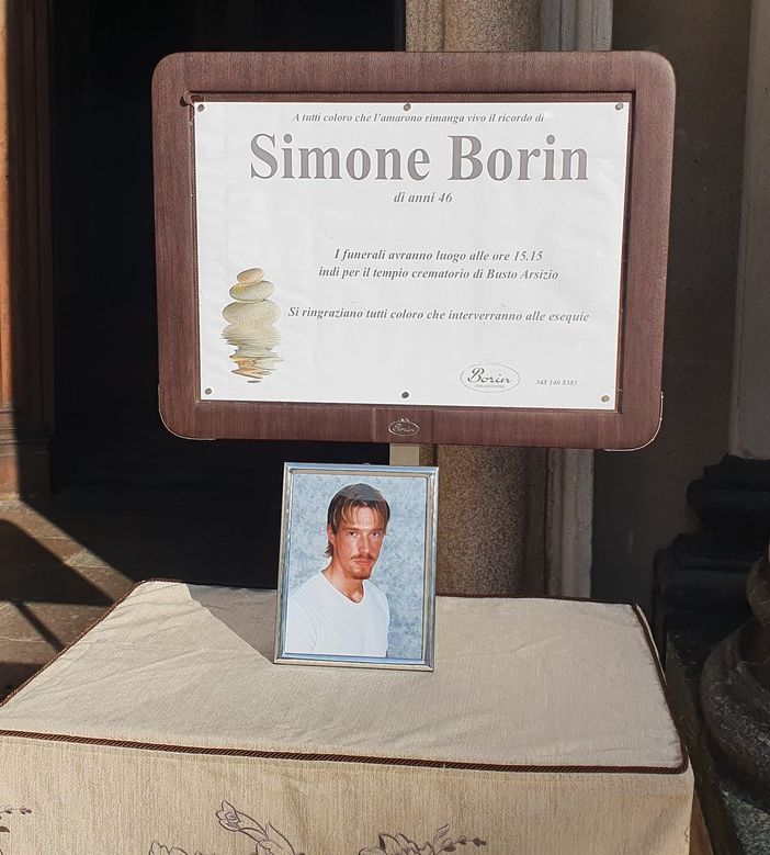 L’abbraccio di Busto a Simone Borin. «Ci avviciniamo al dolore di questa famiglia in punta di piedi, con tanto rispetto»