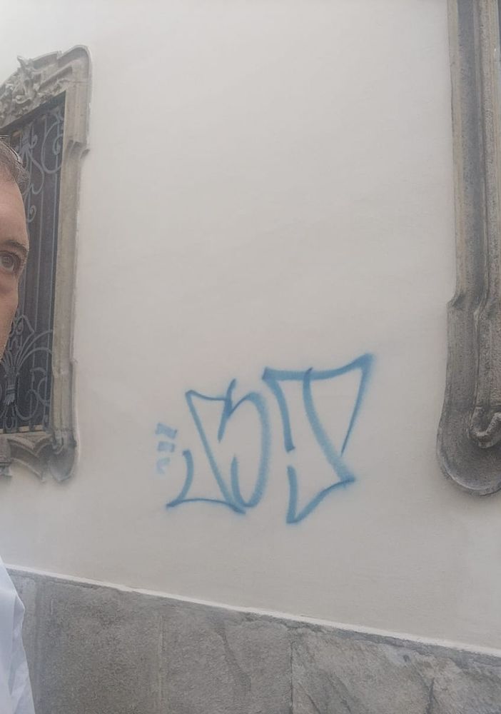 Lo sdegno dopo i graffiti: «Facciate sistemate per convincere anche gli altri e ora tutto rovinato. La videosorveglianza va estesa»