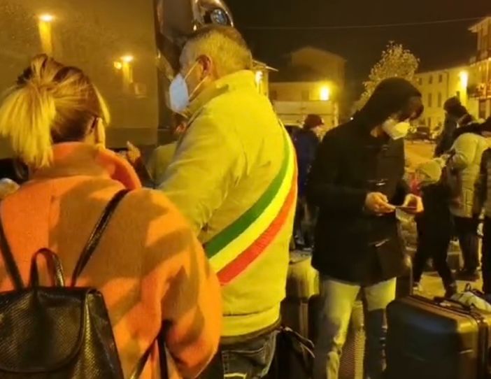 Mamme e bimbi dall'Ucraina a Samarate. Il sindaco: «Vi amo tutti, orgoglioso della mia comunità»