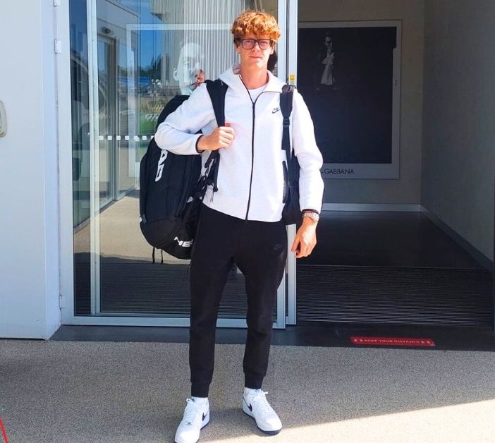 Sea accoglie Sinner a Malpensa: «Bentornato campione»