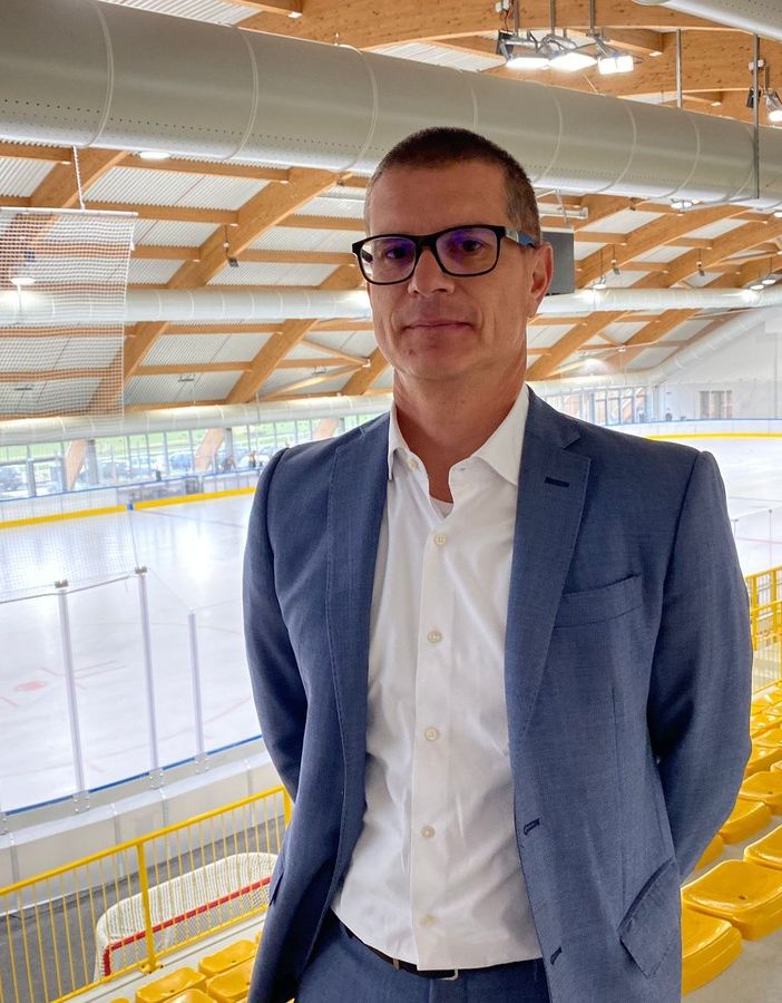 L'amministratore delegato di Acinque Paolo Soldani nel palaghiaccio che porterà il nome della società chiamandosi Acinque Ice Arena