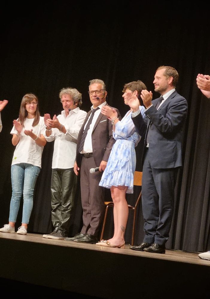 A Busto risate solidali con Claudio Batta: 2.500 euro per l’Ematologia