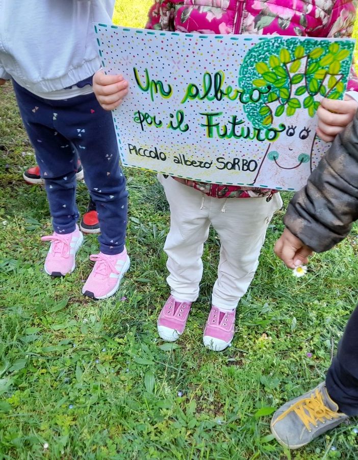 Bimbi, carabinieri e anche nonni piantano il loro futuro