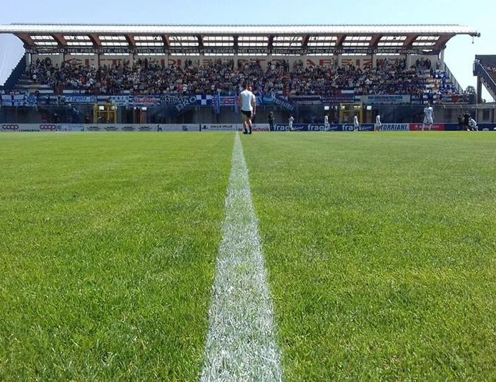 Nella foto di Daniele Belosio la promozione della Pro davanti agli spalti pieni sette anni fa