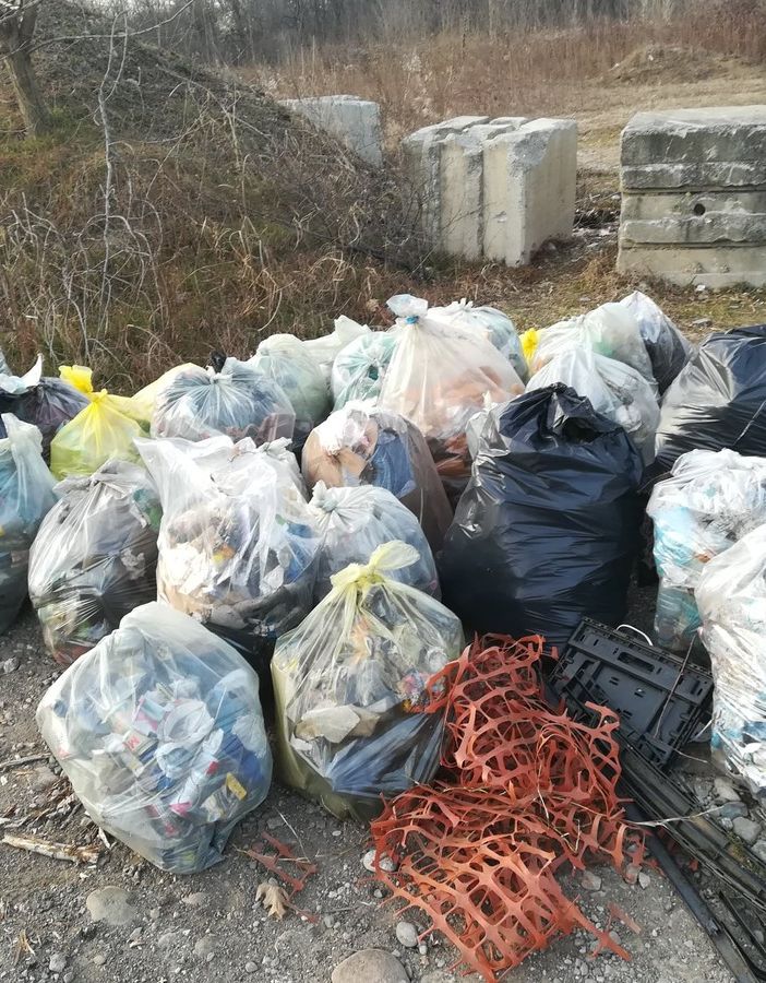 Uno dei cumuli di rifiuti recuperati (foto della lista civica Partecipiamo)