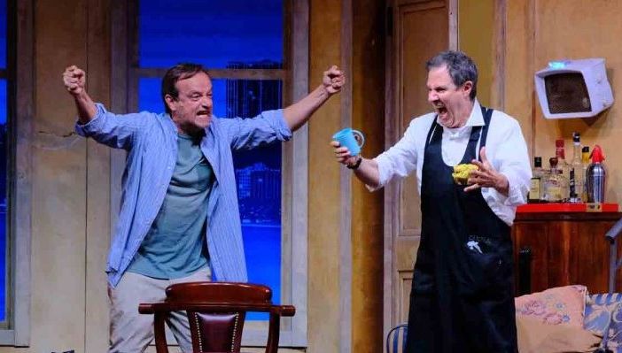 “La strana coppia” sul palcoscenico del Manzoni