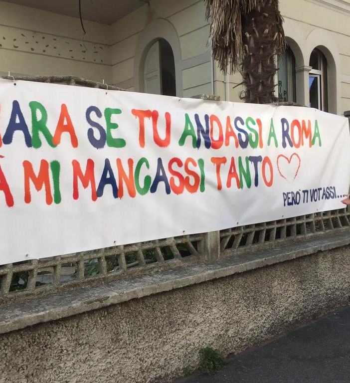 «Se andassi a Roma già mi mancassi». Lo striscione per Maria Chiara Gadda