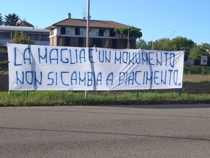 Lo striscione contro la nuovo maglia biancoblù