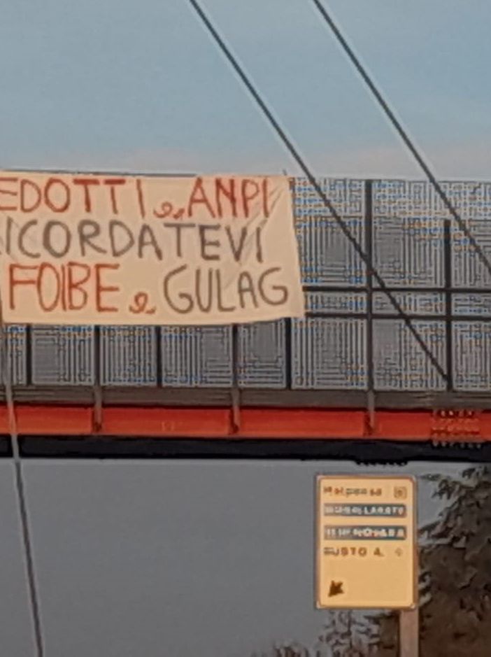 Busto, striscione contro segretario Pd e Anpi: «Ricordatevi di foibe e gulag»
