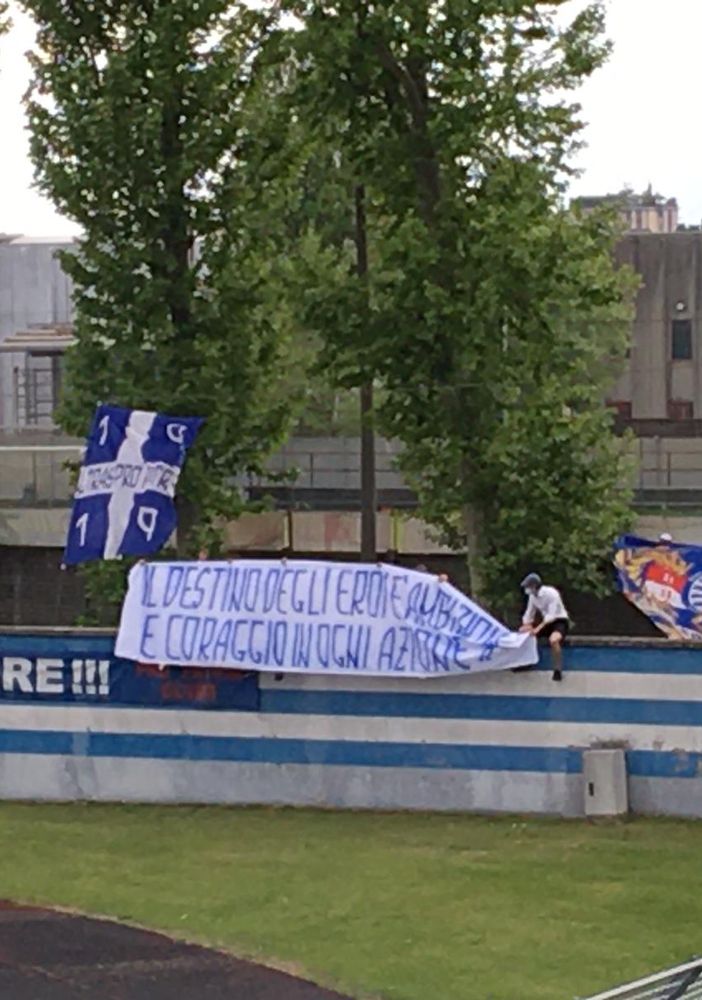 Ultimi minuti prima della gara e la formazione subito in campo