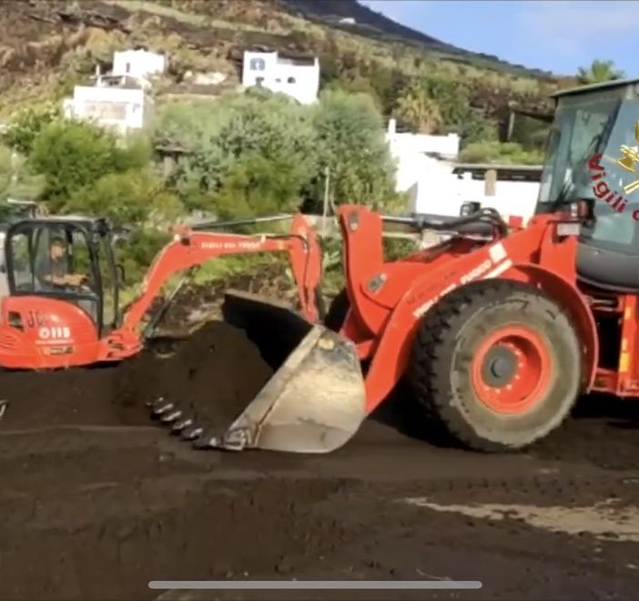 VIDEO. Ottanta interventi dei vigili del fuoco per liberare Stromboli dal fango