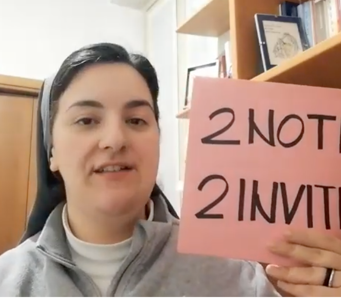 Suor Chiara in uno dei video creati nel periodo Covid