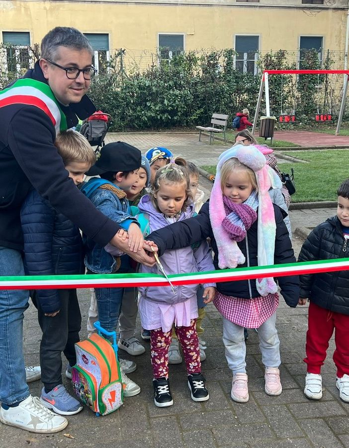 VIDEO. Gallarate, taglio del nastro al parco Don Luigi Giussani: giochi rinnovati e spazi inclusivi per bambini e famiglie