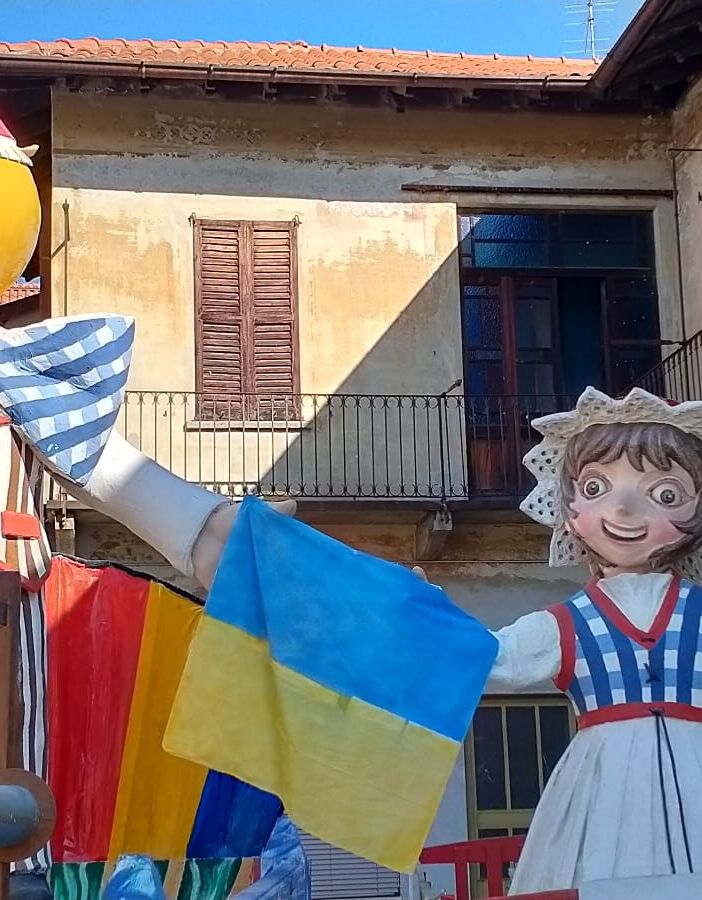 Le due maschere con la bandiera ucraina