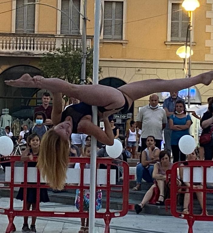 L'esibizione delle atlete e della società, sotto Assb