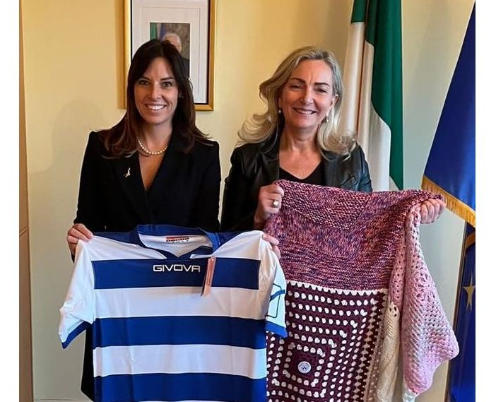 L’eurodeputata Tovaglieri alla Casa Bianca. Con la maglia della Pro Patria e la coperta di Viva Vittoria