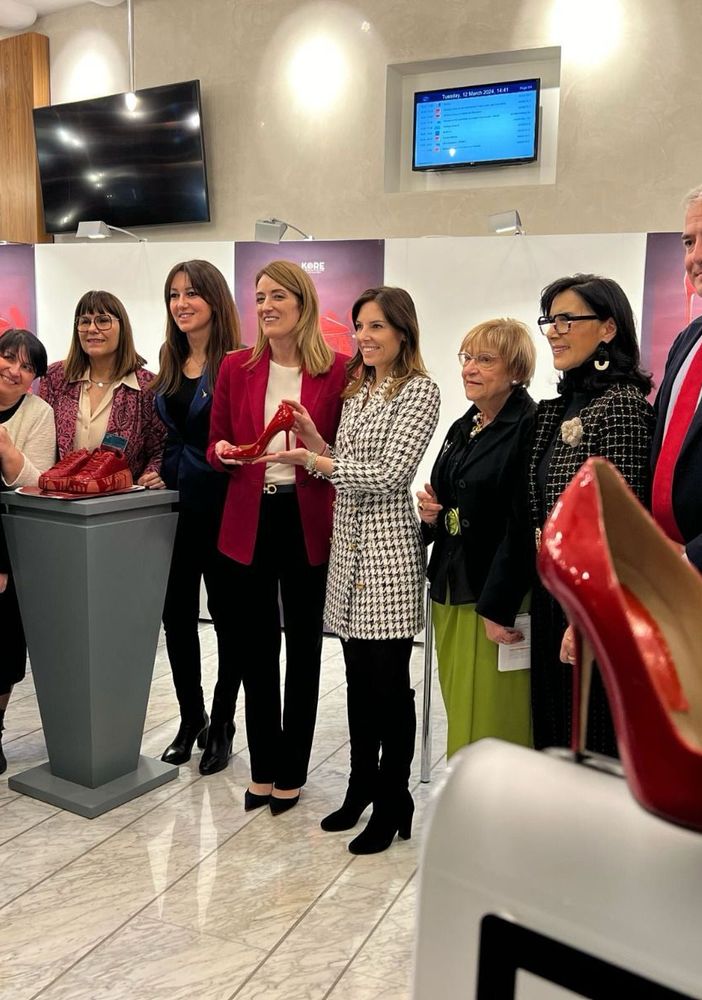 Tovaglieri inaugura la mostra Scarpe Rosse al Parlamento europeo con Metsola e Lucchini