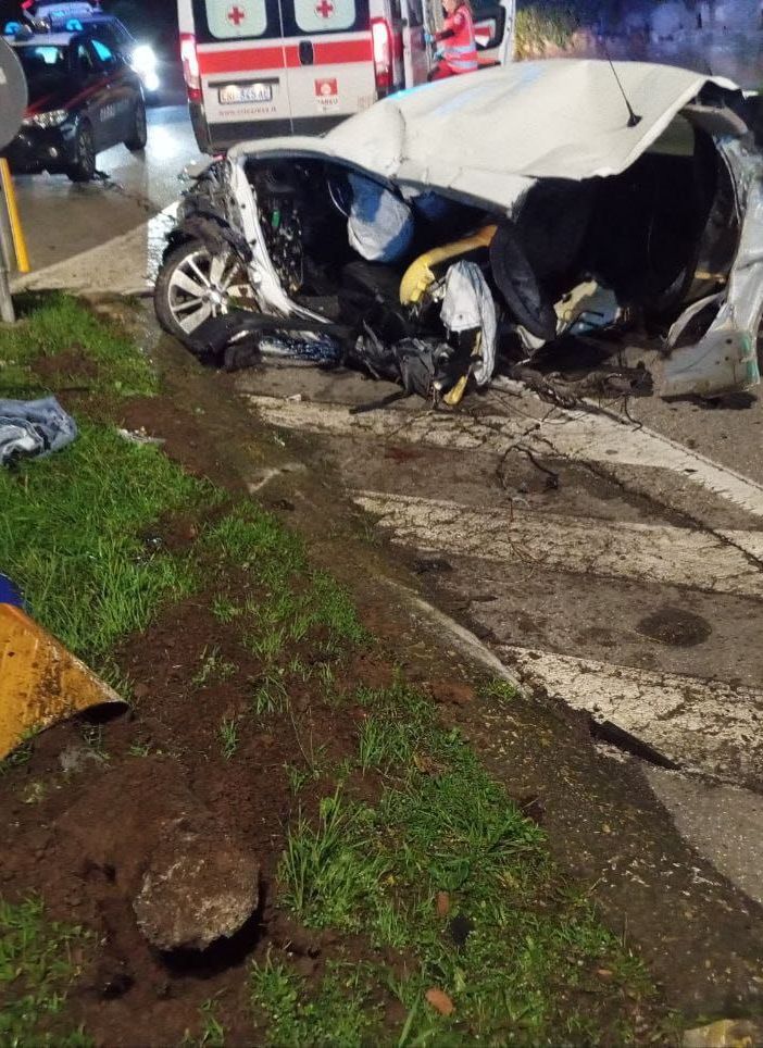 Tragico schianto nella notte a Tradate: morto un 18enne e altri tre giovani feriti