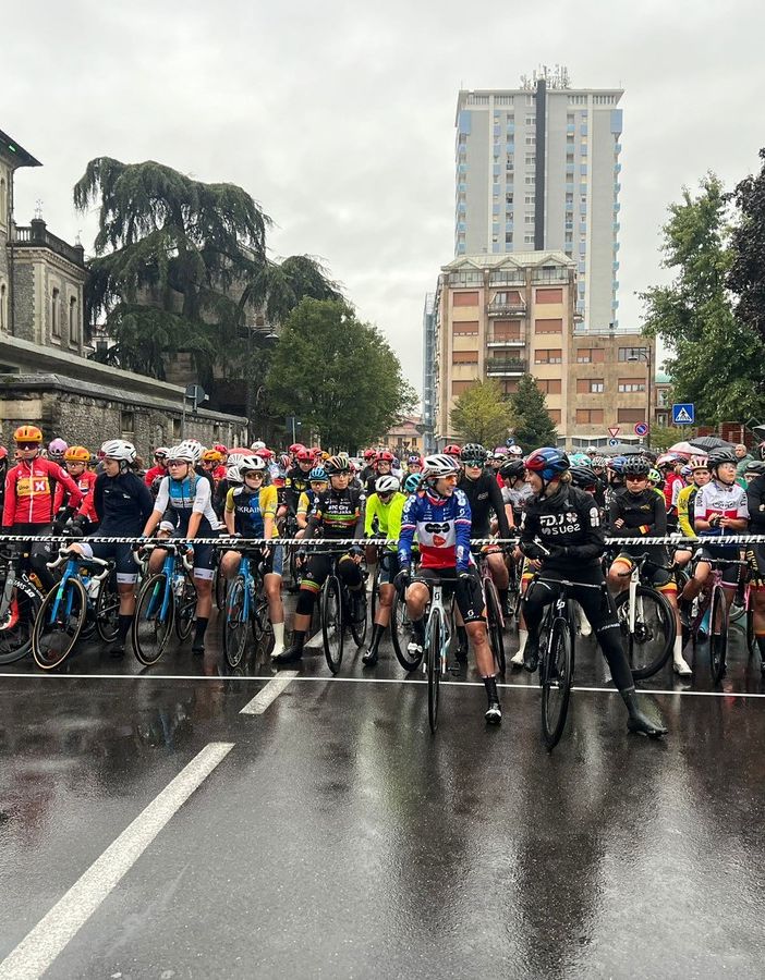 VIDEO. Le campionesse della Tre Valli battono la pioggia: partita da Busto la gara femminile. «Sulle strade una squadra grandiosa»
