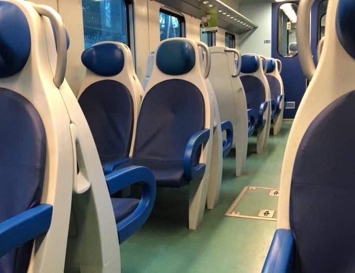 «Dammi il tuo numero». Molesta verbalmente una quindicenne in treno e le lancia il telefono