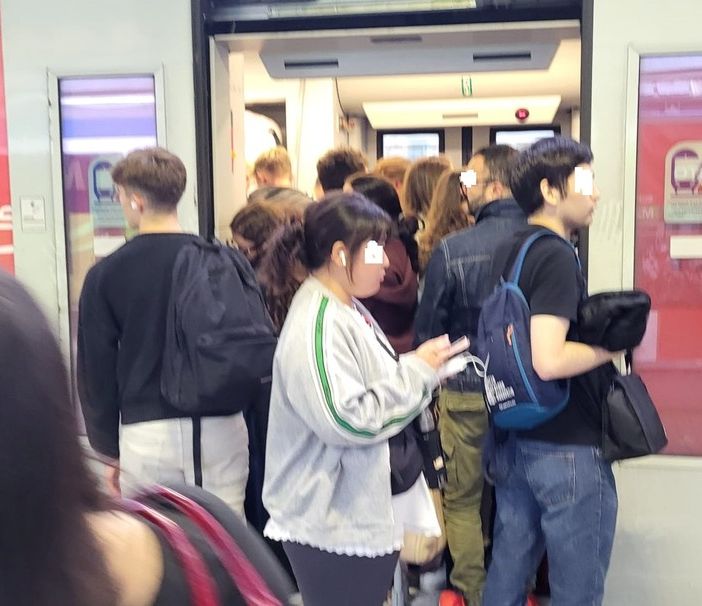 Trenord, ancora disagi e ritardi. La protesta: «Evidente incapacità di garantire un servizio dignitoso»