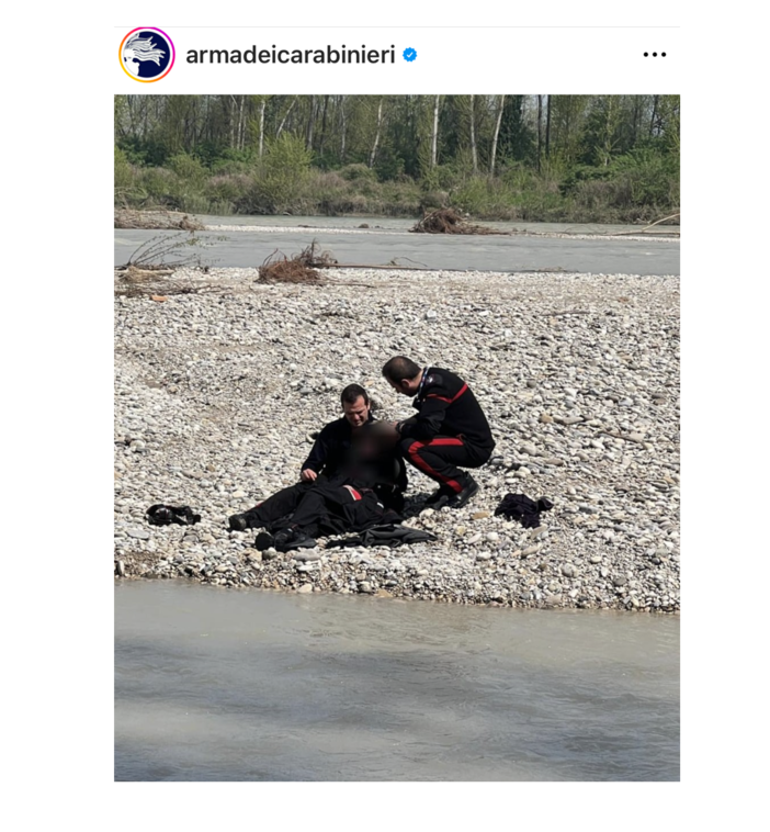 Le due foto condivise dall'Arma: la prima è il salvataggio di Treviso, l'altra è l'addio ai due militari morti a Salerno