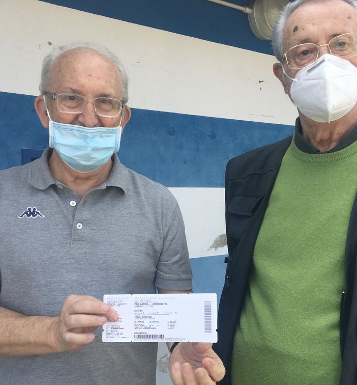 Gianluigi Trolli e Manlio Enrico Milani ai botteghini dello Speroni. Sotto il match sponsor