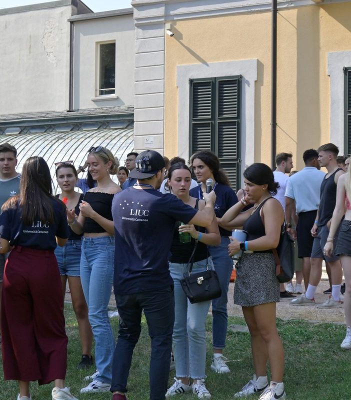 Un momento di socializzazione nel parco Liuc. Sotto, foto di gruppo degli studenti internazionali