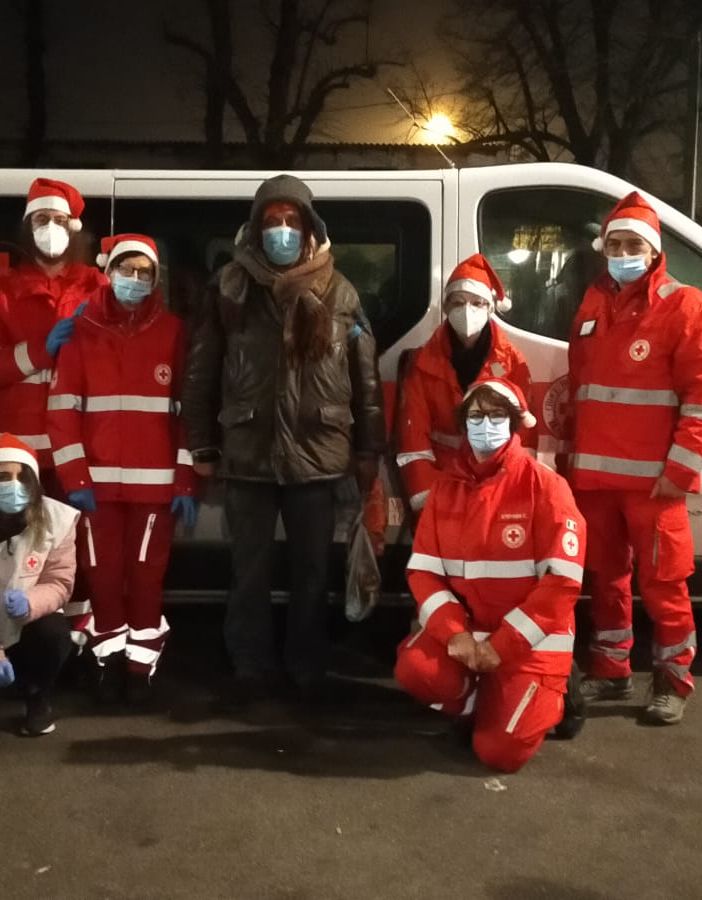 La Vigilia tra i clochard alla stazione di Busto: cibo, doni e sorrisi