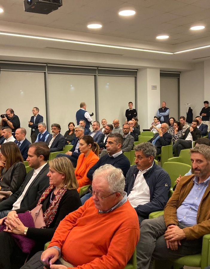 Presentazione show: la Uyba si diverte sul palco del Teatro Sociale. Tra sogni e promesse
