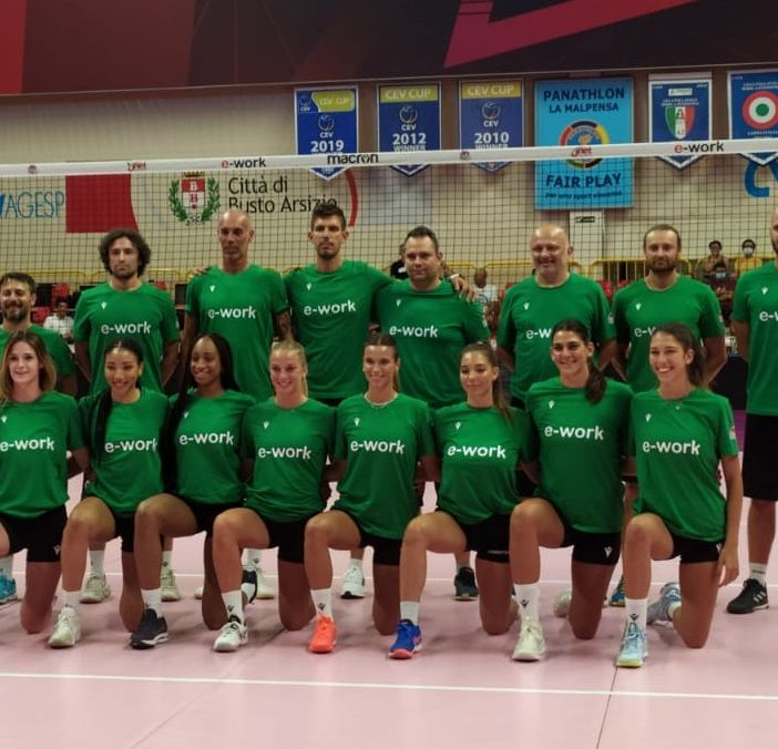 Staff tecnico e giocatrici della Uyba 22-23 nel giorno del raduno. Sotto: l'abbraccio e la presenza numerosa di tifosi