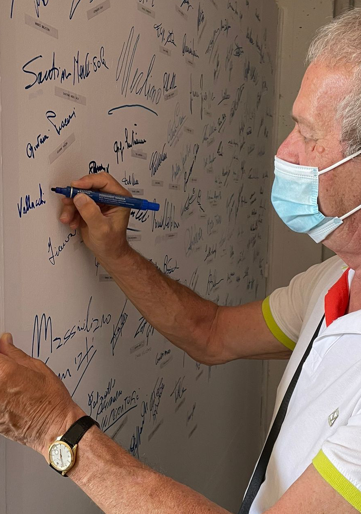 Gioacchino Vallacchi firma il muro