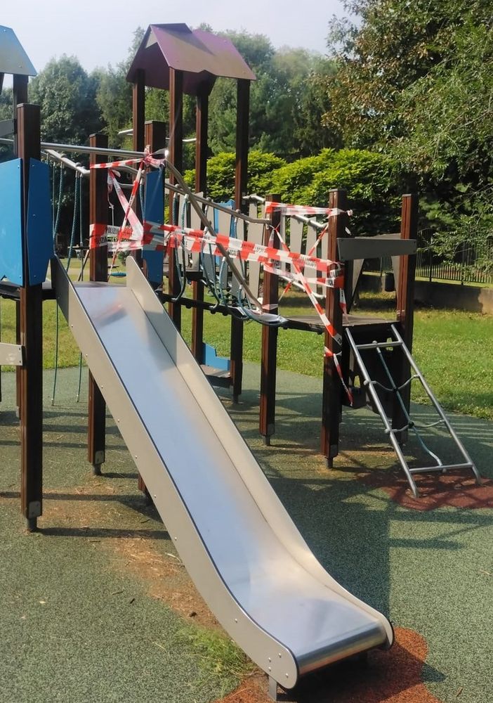 Giovani vandali danneggiano i giochi del Parco Carducci a Olgiate