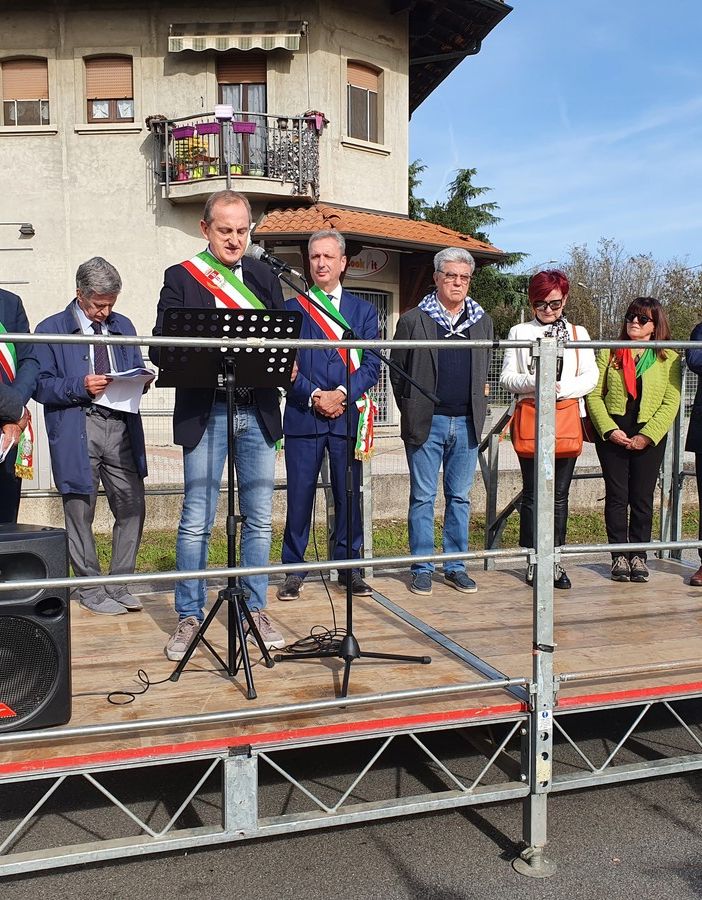 Antonelli ricorda «l’eroe Venegoni», nessun cenno ai manifesti. Pd e antifascisti: «Qualcosa andava detto»
