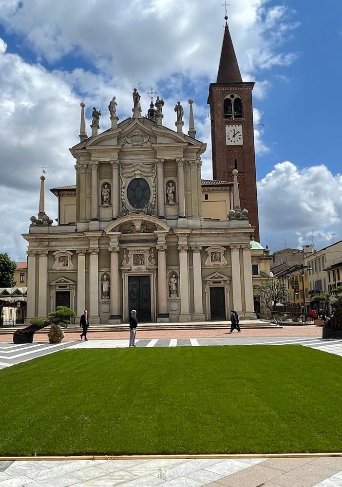 FOTO. Cresce il prato in piazza San Giovanni. Il cuore di Busto è “green”