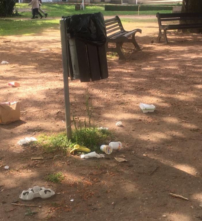 In via Foscolo si ripulisce il parco, con i rifiuti sparsi a terra