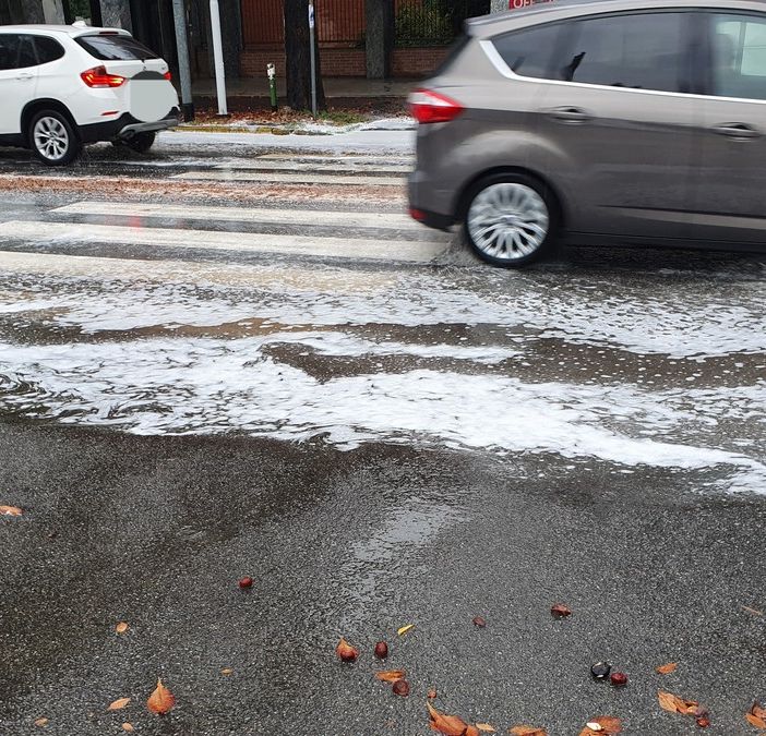 FOTO E VIDEO Busto, un “fiume” d’acqua e schiuma su viale Alfieri