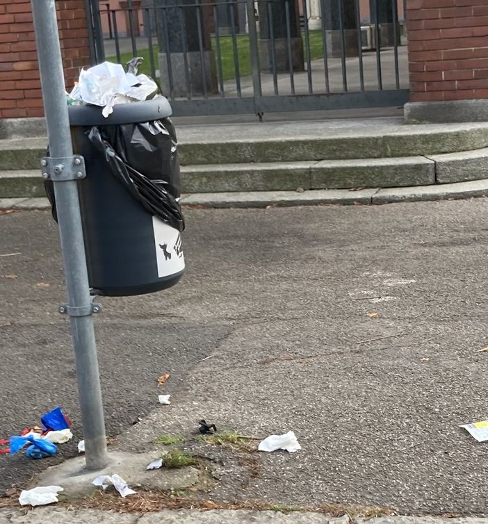 Un cestino in viale Alfieri spesso nel mirino degli incivili