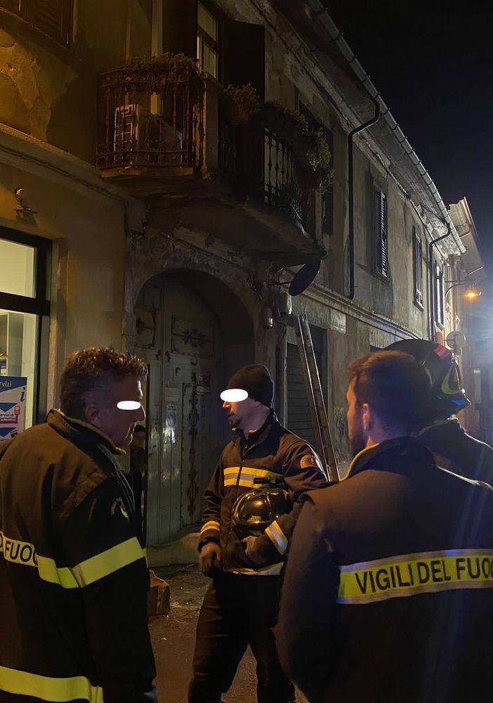 VIDEO. Camion dei rifiuti urta balcone, vigili del fuoco in centro a Busto