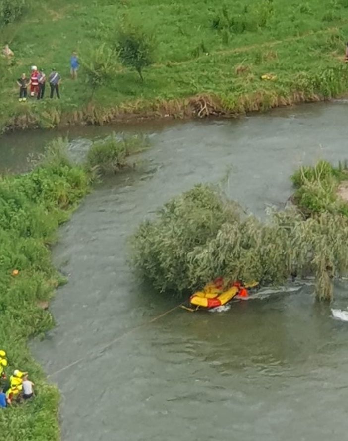 Famiglia aggrappata a un albero in un fiume nel Bresciano: salvata con l'aiuto dell'elicottero Drago