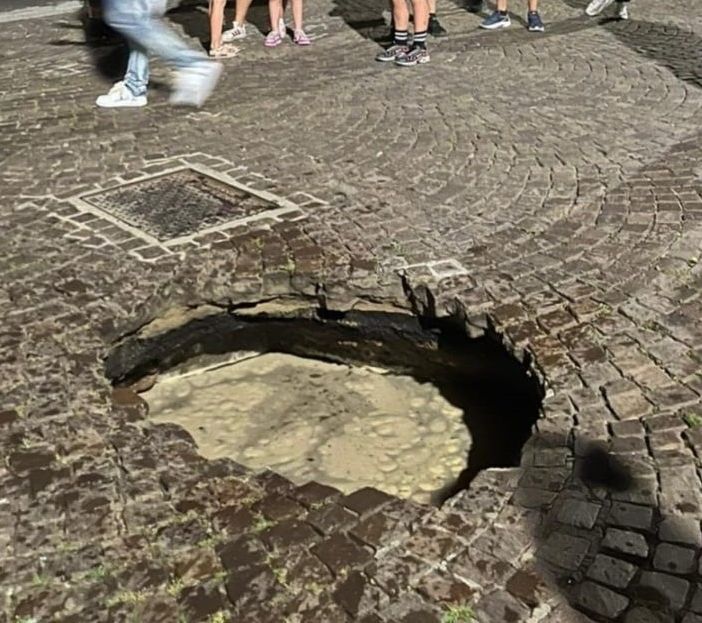 Olgiate. Voragine nell’asfalto a causa della rottura di un tubo dell’acqua