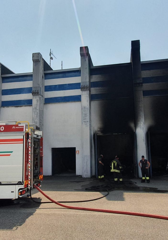FOTO. “Speroni” in fiamme. A fuoco il magazzino attrezzi della Pro Patria