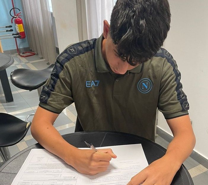 La firma sul contratto di Gabriele Zago