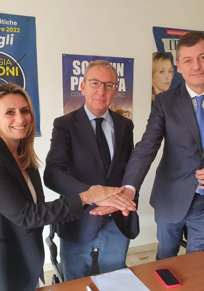 Zappamiglio “fratello d’Italia”: «Onorato dell’accoglienza». Freddezza con la segreteria forzista