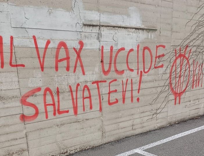 FOTO. Oltraggio al cimitero di Busto, scritte contro i vaccini
