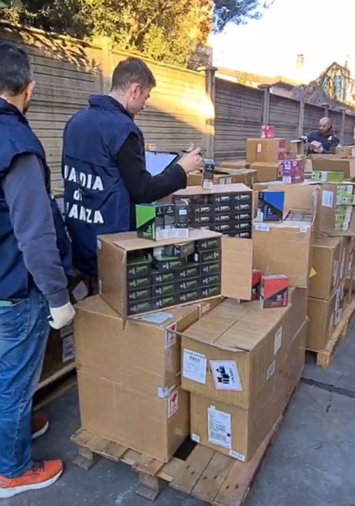 La Finanza di Gallarate sequestra 12 tonnellate di sigarette elettroniche cinesi altamente nocive per la salute