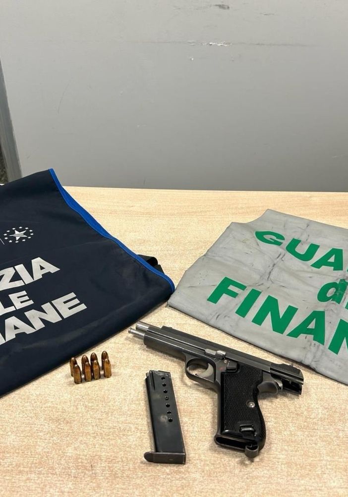 In dogana con una pistola da guerra: arrestato dalla Guardia di Finanza di Como