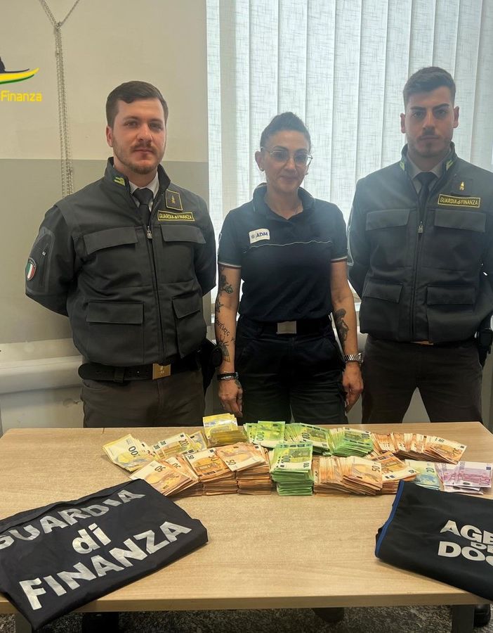 In dogana con oltre 200mila euro in contanti non dichiarati: scoperto dalla Finanza a Brogeda